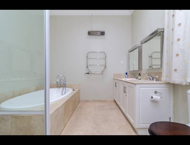 4 BEDROOM HOUSE SOLD IN CONSTANTIA